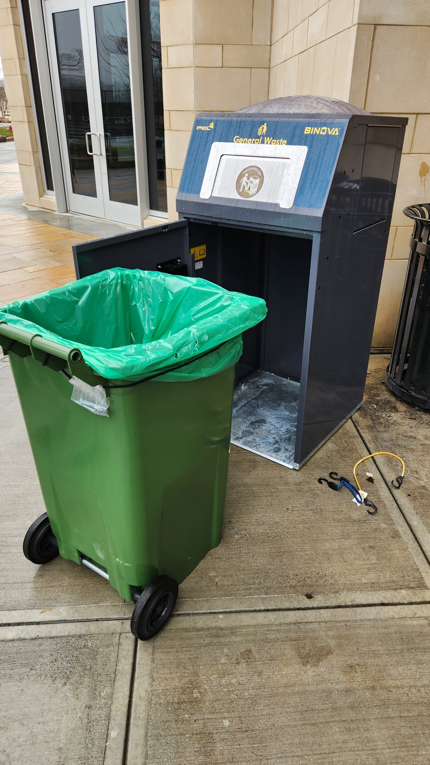 InForce™ 32 gal Outdoor Solar Trash Compactor Bin